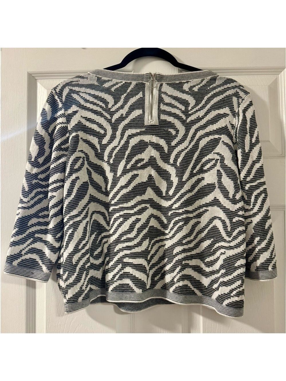 Chico’s Petite Zebra-Print Zip-Back Jacquard Sweater Black & White Super Soft! - Picture 3 of 7